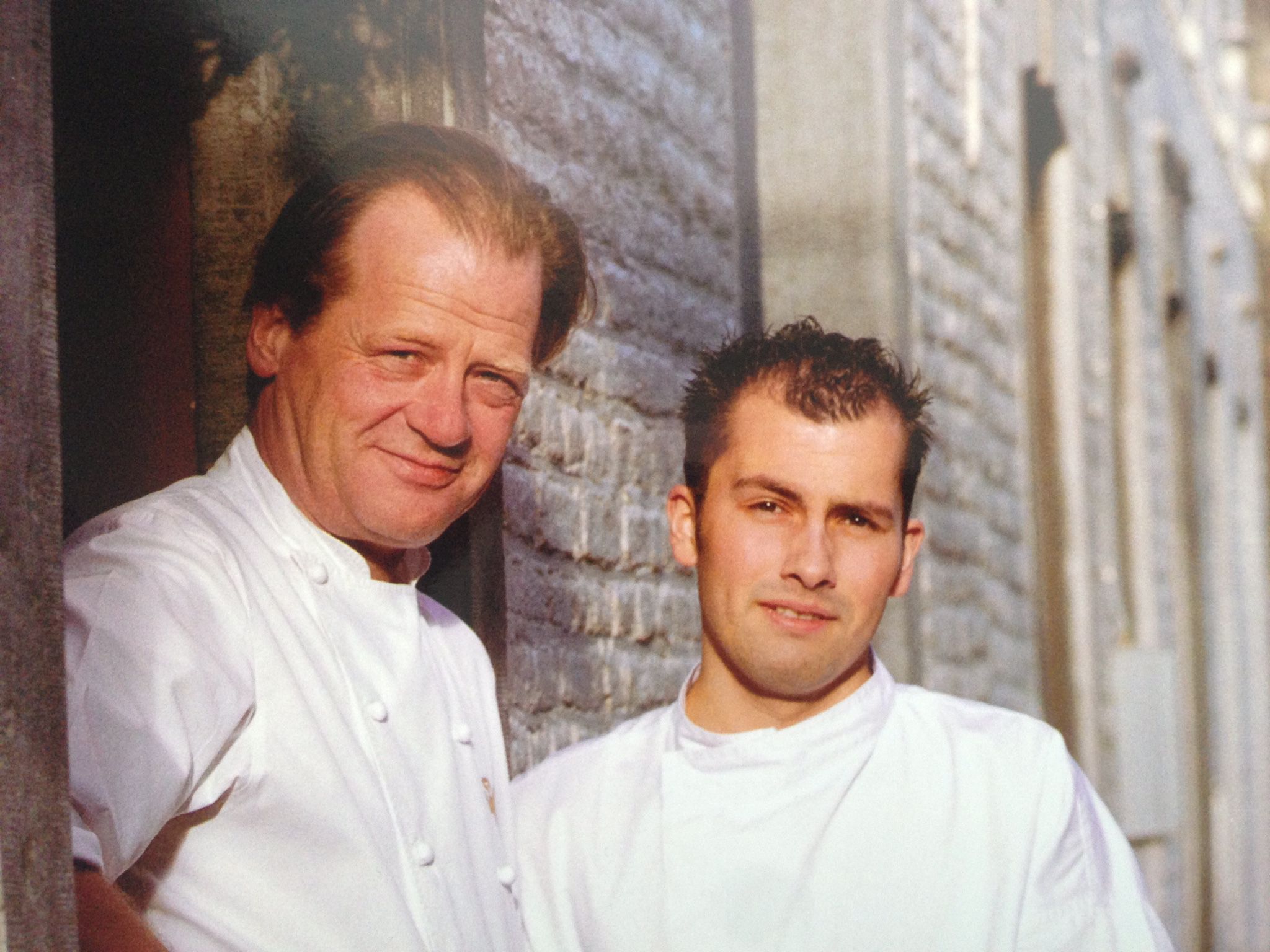 Servais Tielman (r) als jonge chef, naast Toine Hermsen